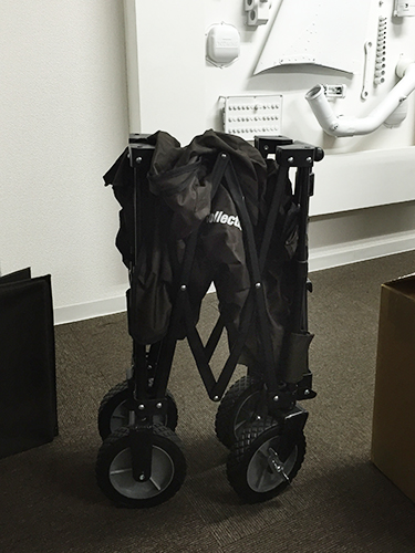 航空機の予備品証明を受ける部品を載せる台車
