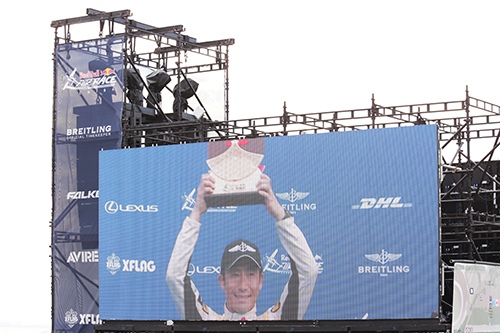レッドブル・エアレース千葉 表彰台に立つ室屋義秀選手